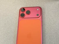 Pembaruan iPhone 17 Pro Max Oranye yang Berubah Menjadi Emas Mawar. (Dok. reddit.com/r)
