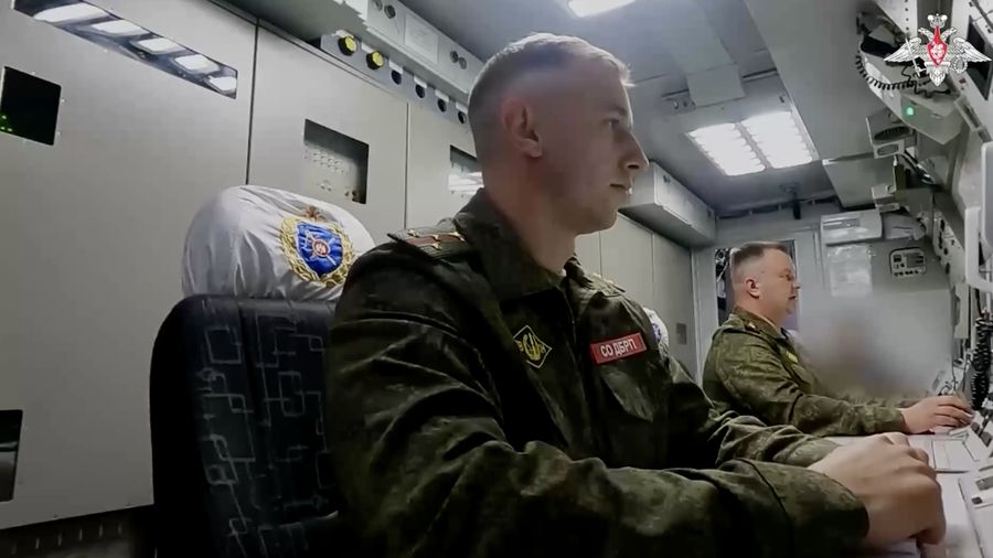 Rudal balistik antarbenua Yars diluncurkan dari Kosmodrom Plesetsk selama latihan militer pasukan nuklir Rusia di darat, laut, dan udara yang diadakan untuk melatih kesiapan dan struktur komando mereka, di wilayah Arkhangelsk, Rusia, dalam gambar diam yang diambil dari video yang dirilis pada 22 Oktober 2025. Rudal balistik antarbenua Yars diluncurkan dari Kosmodrom Plesetsk selama latihan militer pasukan nuklir Rusia di darat, laut, dan udara yang diadakan untuk melatih kesiapan dan struktur komando mereka, di wilayah Arkhangelsk, Rusia, dalam gambar diam yang diambil dari video yang dirilis pada 22 Oktober 2025. (Russian Defence Ministry/Handout via REUTERS)