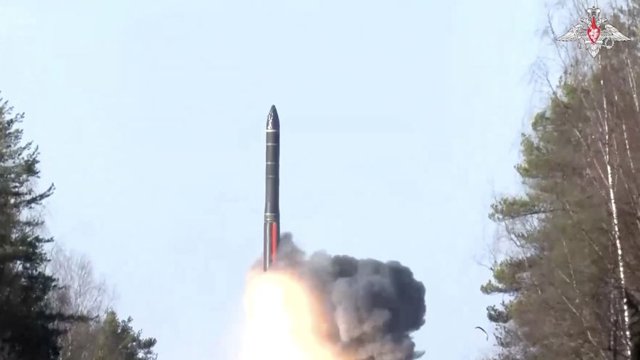 Rudal balistik antarbenua Yars diluncurkan dari Kosmodrom Plesetsk selama latihan militer pasukan nuklir Rusia di darat, laut, dan udara yang diadakan untuk melatih kesiapan dan struktur komando mereka, di wilayah Arkhangelsk, Rusia, dalam gambar diam yang diambil dari video yang dirilis pada 22 Oktober 2025. Rudal balistik antarbenua Yars diluncurkan dari Kosmodrom Plesetsk selama latihan militer pasukan nuklir Rusia di darat, laut, dan udara yang diadakan untuk melatih kesiapan dan struktur komando mereka, di wilayah Arkhangelsk, Rusia, dalam gambar diam yang diambil dari video yang dirilis pada 22 Oktober 2025. (Russian Defence Ministry/Handout via REUTERS)