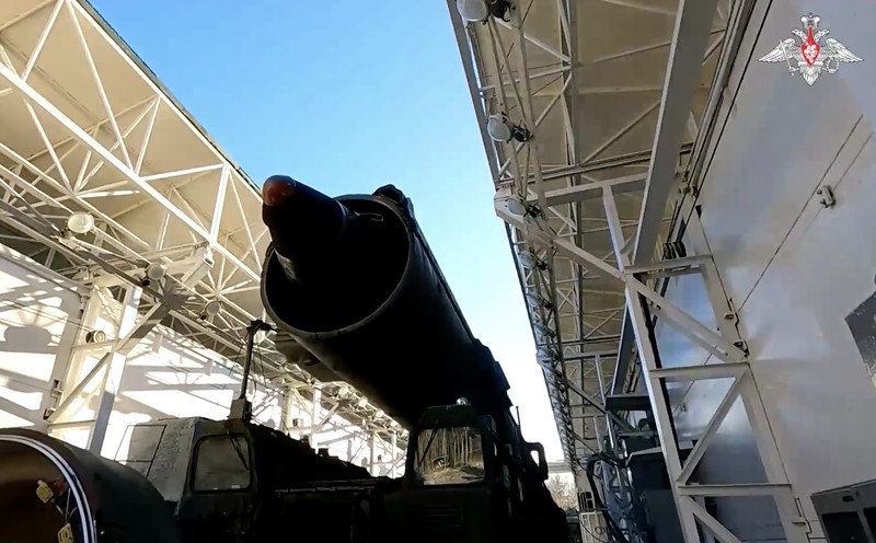 Rudal balistik antarbenua Yars diluncurkan dari Kosmodrom Plesetsk selama latihan militer pasukan nuklir Rusia di darat, laut, dan udara yang diadakan untuk melatih kesiapan dan struktur komando mereka, di wilayah Arkhangelsk, Rusia, dalam gambar diam yang diambil dari video yang dirilis pada 22 Oktober 2025. Rudal balistik antarbenua Yars diluncurkan dari Kosmodrom Plesetsk selama latihan militer pasukan nuklir Rusia di darat, laut, dan udara yang diadakan untuk melatih kesiapan dan struktur komando mereka, di wilayah Arkhangelsk, Rusia, dalam gambar diam yang diambil dari video yang dirilis pada 22 Oktober 2025. (Russian Defence Ministry/Handout via REUTERS)