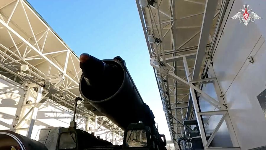 Rudal balistik antarbenua Yars diluncurkan dari Kosmodrom Plesetsk selama latihan militer pasukan nuklir Rusia di darat, laut, dan udara yang diadakan untuk melatih kesiapan dan struktur komando mereka, di wilayah Arkhangelsk, Rusia, dalam gambar diam yang diambil dari video yang dirilis pada 22 Oktober 2025. Rudal balistik antarbenua Yars diluncurkan dari Kosmodrom Plesetsk selama latihan militer pasukan nuklir Rusia di darat, laut, dan udara yang diadakan untuk melatih kesiapan dan struktur komando mereka, di wilayah Arkhangelsk, Rusia, dalam gambar diam yang diambil dari video yang dirilis pada 22 Oktober 2025. (Russian Defence Ministry/Handout via REUTERS)