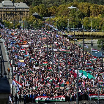 NATO Pecah! Begini Potret Aksi Demo Warga Tolak Dukungan ke Ukraina