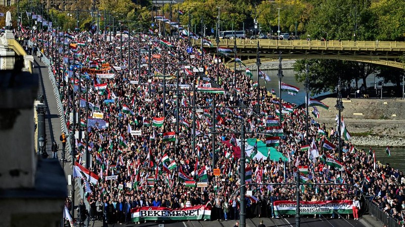 Peringatan 69 tahun Pemberontakan Hongaria 1956 di Budapest, Hungaria, Kamis (23/10/2025). (REUTERS/Marton Monus)