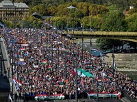 NATO Pecah! Begini Potret Aksi Demo Warga Tolak Dukungan ke Ukraina