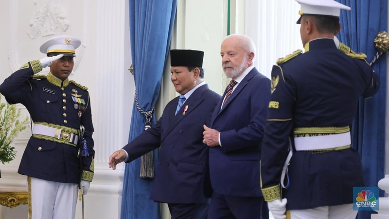 Presiden Prabowo Subianto menerima Presiden Brasil Lula Inacio Lula da Silva di Istana Merdeka, Jakarta, Kamis (23/10/2025). (CNBC Indonesia/Tri Susilo)
