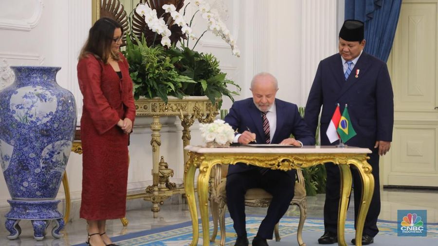 Presiden Prabowo Subianto menerima Presiden Brasil Lula Inacio Lula da Silva di Istana Merdeka, Jakarta, Kamis (23/10/2025). (CNBC Indonesia/Tri Susilo)
