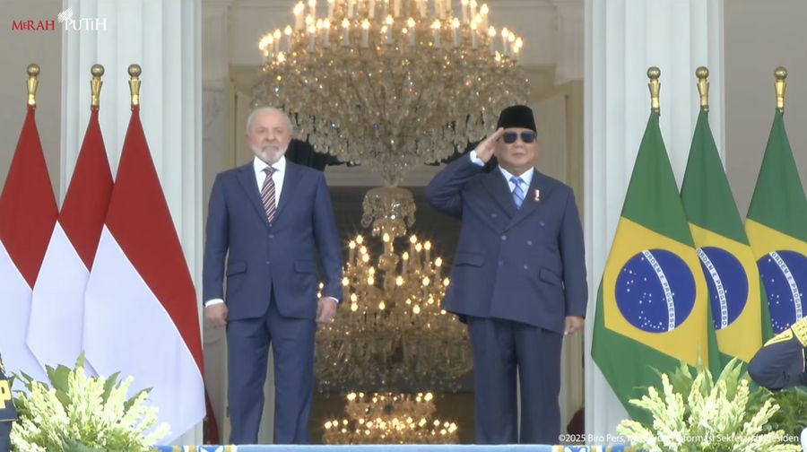 Presiden Prabowo Subianto menyambut kedatangan kunjungan kenegaraan Presiden Brasil Luiz Inácio Lula da Silva, di Istana Negara, Jakarta, Kamis (23/10/2025). (Tangkapan Layar Youtube/Sekretariat Presiden)