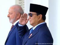 Presiden Prabowo Subianto menyambut kedatangan kunjungan kenegaraan Presiden Brasil Luiz Inácio Lula da Silva, di Istana Negara, Jakarta, Kamis (23/10/2025). (Tangkapan Layar Youtube/Sekretariat Presiden)
