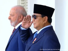 Presiden Prabowo Subianto menyambut kedatangan kunjungan kenegaraan Presiden Brasil Luiz Inácio Lula da Silva, di Istana Negara, Jakarta, Kamis (23/10/2025). (Tangkapan Layar Youtube/Sekretariat Presiden)