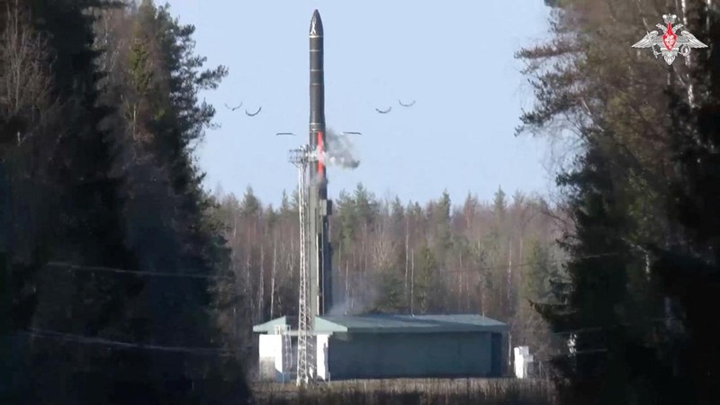 Rudal balistik antarbenua Yars diluncurkan dari Kosmodrom Plesetsk selama latihan militer pasukan nuklir Rusia di darat, laut, dan udara yang diadakan untuk melatih kesiapan dan struktur komando mereka, di wilayah Arkhangelsk, Rusia, dalam gambar diam yang diambil dari video yang dirilis pada 22 Oktober 2025. (Russian Defence Ministry/Handout via REUTERS)