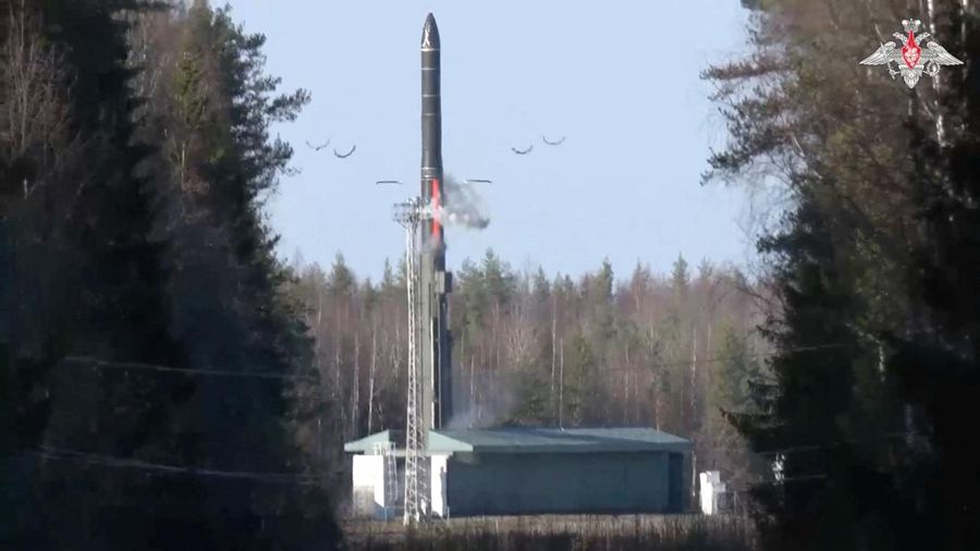 Rudal balistik antarbenua Yars diluncurkan dari Kosmodrom Plesetsk selama latihan militer pasukan nuklir Rusia di darat, laut, dan udara yang diadakan untuk melatih kesiapan dan struktur komando mereka, di wilayah Arkhangelsk, Rusia, dalam gambar diam yang diambil dari video yang dirilis pada 22 Oktober 2025. Rudal balistik antarbenua Yars diluncurkan dari Kosmodrom Plesetsk selama latihan militer pasukan nuklir Rusia di darat, laut, dan udara yang diadakan untuk melatih kesiapan dan struktur komando mereka, di wilayah Arkhangelsk, Rusia, dalam gambar diam yang diambil dari video yang dirilis pada 22 Oktober 2025. (Russian Defence Ministry/Handout via REUTERS)