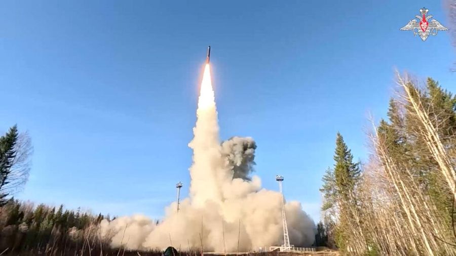 Rudal balistik antarbenua Yars diluncurkan dari Kosmodrom Plesetsk selama latihan militer pasukan nuklir Rusia di darat, laut, dan udara yang diadakan untuk melatih kesiapan dan struktur komando mereka, di wilayah Arkhangelsk, Rusia, dalam gambar diam yang diambil dari video yang dirilis pada 22 Oktober 2025. Rudal balistik antarbenua Yars diluncurkan dari Kosmodrom Plesetsk selama latihan militer pasukan nuklir Rusia di darat, laut, dan udara yang diadakan untuk melatih kesiapan dan struktur komando mereka, di wilayah Arkhangelsk, Rusia, dalam gambar diam yang diambil dari video yang dirilis pada 22 Oktober 2025. (Russian Defence Ministry/Handout via REUTERS)