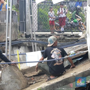 Permukaan Tanah Turun Terjadi di Matraman, Jembatan Warga Ambruk