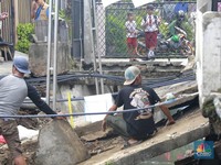 Permukaan Tanah Turun Terjadi di Matraman, Jembatan Warga Ambruk