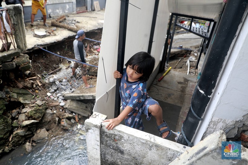 Sejumlah warga melakukan pengangkutan puing material jembatan warga di Gang Saluran yang ambruk, Matraman, Jakarta Timur, Kamis (23/10/2025). Sejumlah warga melakukan pengangkutan puing material jembatan warga di Gang Saluran yang ambruk, Matraman, Jakarta Timur, Kamis (23/10/2025). (CNBC Indonesia/Muhammad Sabki)
