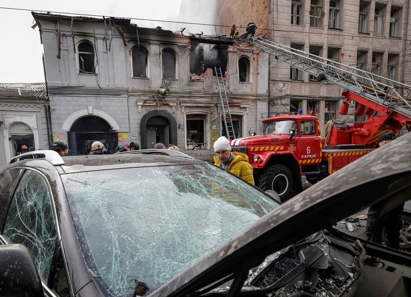 Seorang warga melihat mobil yang rusak saat petugas pemadam kebakaran bekerja di lokasi taman kanak-kanak yang terkena serangan pesawat tak berawak Rusia, di tengah serangan Rusia terhadap Ukraina, di Kharkiv, Ukraina, 22 Oktober 2025. Seorang warga melihat mobil yang rusak saat petugas pemadam kebakaran bekerja di lokasi taman kanak-kanak yang terkena serangan pesawat tak berawak Rusia, di tengah serangan Rusia terhadap Ukraina, di Kharkiv, Ukraina, 22 Oktober 2025. (REUTERS/Sofiia Gatilova)