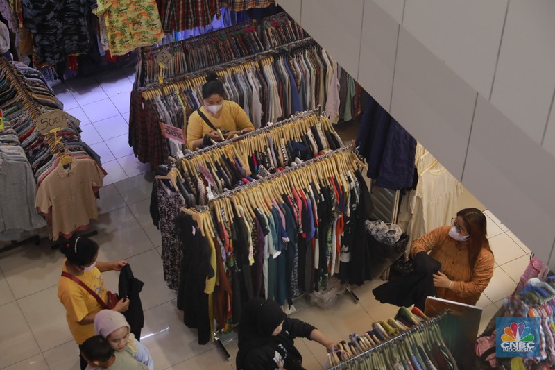 Suasana penjualan pakaian bekas di Pasar Senen, Jakarta, Kamis (23/10/2025). (CNBC Indonesia/Muhammad Sabki) Suasana penjualan pakaian bekas di Pasar Senen, Jakarta, Kamis (23/10/2025). (CNBC Indonesia/Muhammad Sabki)