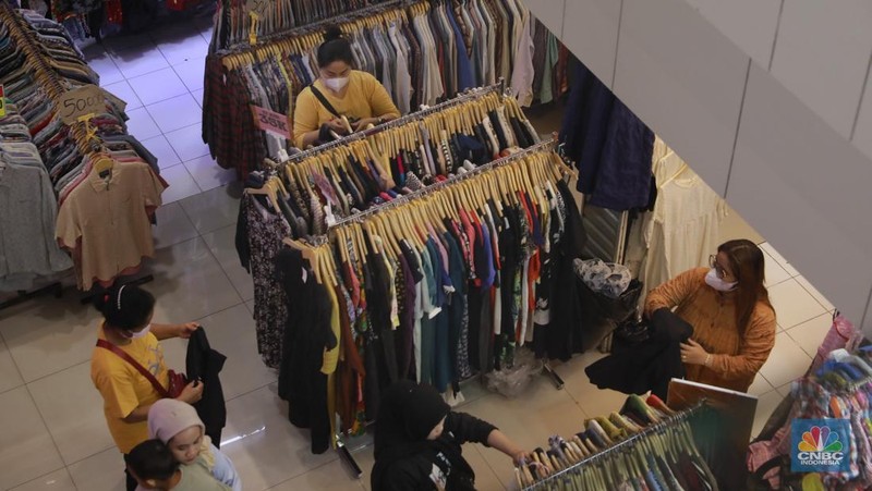 Suasana penjualan pakaian bekas di Pasar Senen, Jakarta, Kamis (23/10/2025). (CNBC Indonesia/Muhammad Sabki)