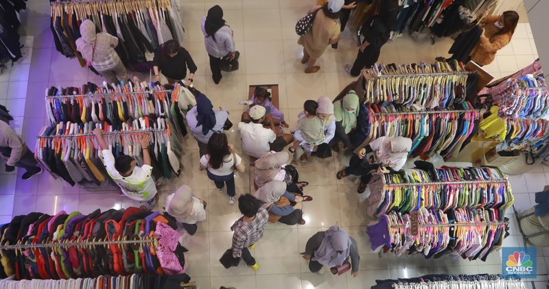 Suasana penjualan pakaian bekas di Pasar Senen, Jakarta, Kamis (23/10/2025). (CNBC Indonesia/Muhammad Sabki) Suasana penjualan pakaian bekas di Pasar Senen, Jakarta, Kamis (23/10/2025). (CNBC Indonesia/Muhammad Sabki)