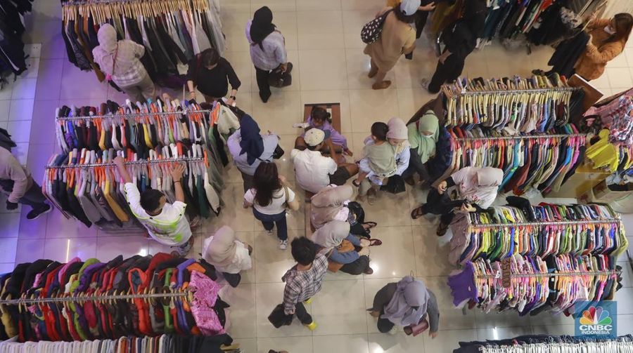 Suasana penjualan pakaian bekas di Pasar Senen, Jakarta, Kamis (23/10/2025). (CNBC Indonesia/Muhammad Sabki)