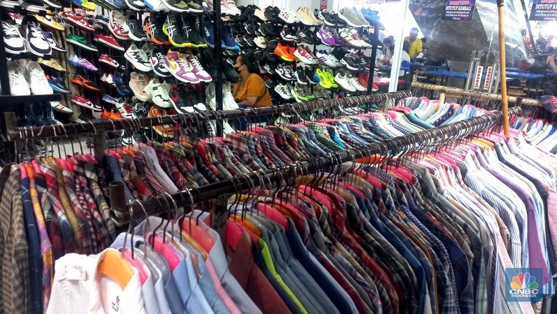 Suasana penjualan pakaian bekas di Pasar Senen, Jakarta, Kamis (23/10/2025). (CNBC Indonesia/Muhammad Sabki)