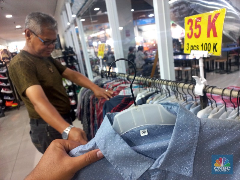 Suasana penjualan pakaian bekas di Pasar Senen, Jakarta, Kamis (23/10/2025). (CNBC Indonesia/Muhammad Sabki) Suasana penjualan pakaian bekas di Pasar Senen, Jakarta, Kamis (23/10/2025). (CNBC Indonesia/Muhammad Sabki)