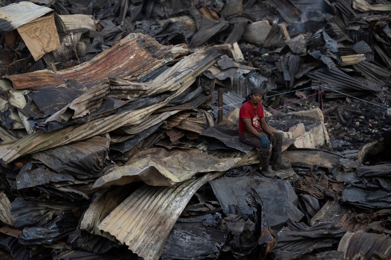 Suasana usai kebakaran besar melanda kawasan permukiman di Malabon, Filipina, Kamis (23/10/2025). (REUTERS/Eloisa Lopez) Suasana usai kebakaran besar melanda kawasan permukiman di Malabon, Filipina, Kamis (23/10/2025). (REUTERS/Eloisa Lopez)