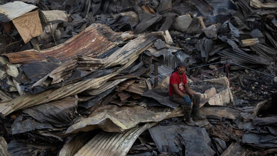 Suasana usai kebakaran besar melanda kawasan permukiman di Malabon, Filipina, Kamis (23/10/2025). (REUTERS/Eloisa Lopez)