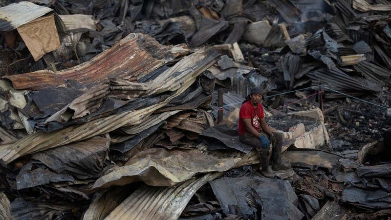Suasana usai kebakaran besar melanda kawasan permukiman di Malabon, Filipina, Kamis (23/10/2025). (REUTERS/Eloisa Lopez)