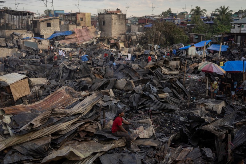 Suasana usai kebakaran besar melanda kawasan permukiman di Malabon, Filipina, Kamis (23/10/2025). (REUTERS/Eloisa Lopez) Suasana usai kebakaran besar melanda kawasan permukiman di Malabon, Filipina, Kamis (23/10/2025). (REUTERS/Eloisa Lopez)
