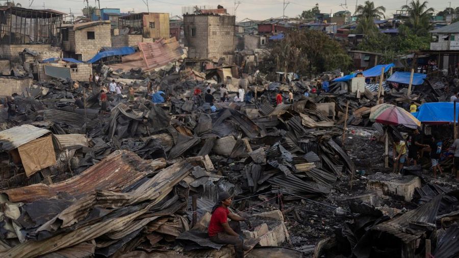 Suasana usai kebakaran besar melanda kawasan permukiman di Malabon, Filipina, Kamis (23/10/2025). (REUTERS/Eloisa Lopez)