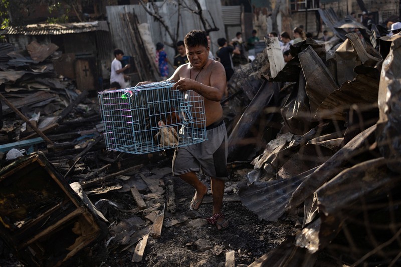 Suasana usai kebakaran besar melanda kawasan permukiman di Malabon, Filipina, Kamis (23/10/2025). (REUTERS/Eloisa Lopez) Suasana usai kebakaran besar melanda kawasan permukiman di Malabon, Filipina, Kamis (23/10/2025). (REUTERS/Eloisa Lopez)