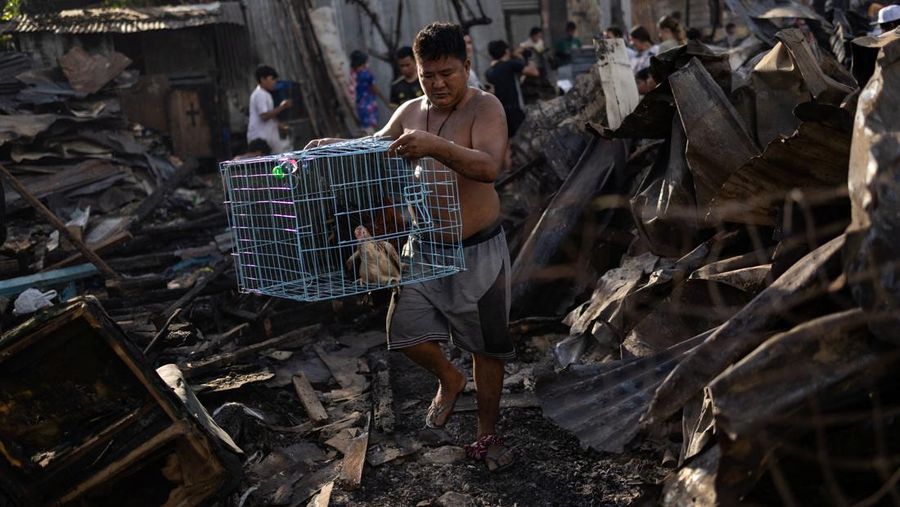 Suasana usai kebakaran besar melanda kawasan permukiman di Malabon, Filipina, Kamis (23/10/2025). (REUTERS/Eloisa Lopez)