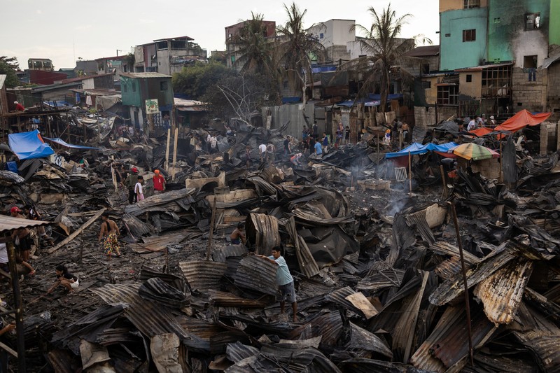 Suasana usai kebakaran besar melanda kawasan permukiman di Malabon, Filipina, Kamis (23/10/2025). (REUTERS/Eloisa Lopez) Suasana usai kebakaran besar melanda kawasan permukiman di Malabon, Filipina, Kamis (23/10/2025). (REUTERS/Eloisa Lopez)