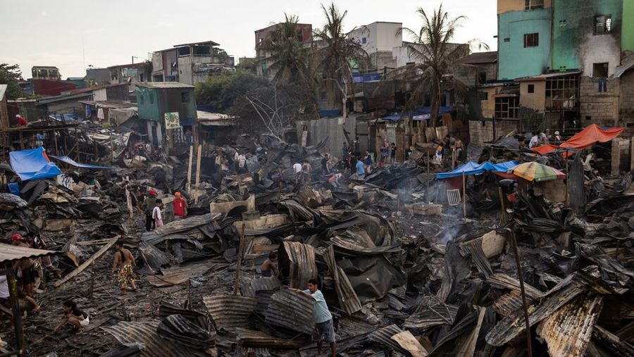 Suasana usai kebakaran besar melanda kawasan permukiman di Malabon, Filipina, Kamis (23/10/2025). (REUTERS/Eloisa Lopez)