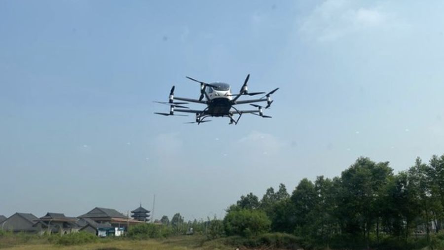 Taksi terbang EHang 216 S untuk pertama kalinya mengudara di Indonesia sambil membawa penumpang, yaitu Rudy Salim dan Raffi Ahmad. (CNNIndonesia/Rayhand Purnama)