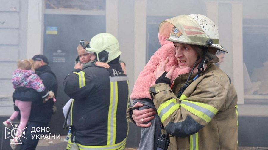 Tim penyelamat mengevakuasi anak-anak dari taman kanak-kanak yang terkena serangan pesawat tak berawak Rusia, di tengah serangan Rusia terhadap Ukraina, di Kharkiv, Ukraina, 22 Oktober 2025. (Press service of the State Emergency Service of Ukraine/Handout via REUTERS)