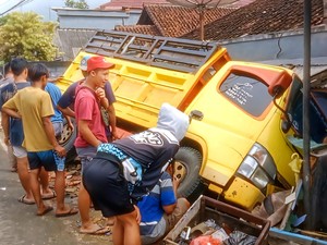 Truk Pengangkut Genteng Tabrak Rumah Warga di Sukabumi