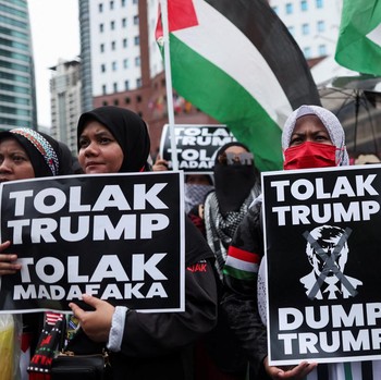 Potret Warga Malaysia Demo Tolak Kedatangan Trump di KTT ASEAN