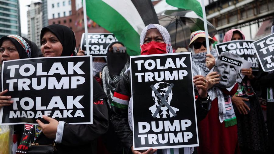ASEAN-SUMMIT/MALAYSIA-PROTEST Demonstran pro-Palestina berkumpul menuju Kedutaan Besar AS untuk memprotes kunjungan Presiden AS Donald Trump ke Malaysia untuk menghadiri KTT Perhimpunan Bangsa-Bangsa Asia Tenggara (ASEAN) pada hari Minggu, di Kuala Lumpur, Malaysia, 24 Oktober 2025. REUTERS/Hasnoor Hussain