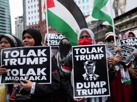 Potret Warga Malaysia Demo Tolak Kedatangan Trump di KTT ASEAN