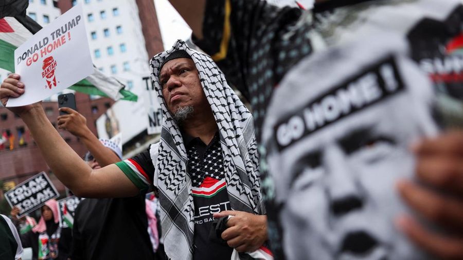 ASEAN-SUMMIT/MALAYSIA-PROTEST Demonstran pro-Palestina berkumpul menuju Kedutaan Besar AS untuk memprotes kunjungan Presiden AS Donald Trump ke Malaysia untuk menghadiri KTT Perhimpunan Bangsa-Bangsa Asia Tenggara (ASEAN) pada hari Minggu, di Kuala Lumpur, Malaysia, 24 Oktober 2025. REUTERS/Hasnoor Hussain