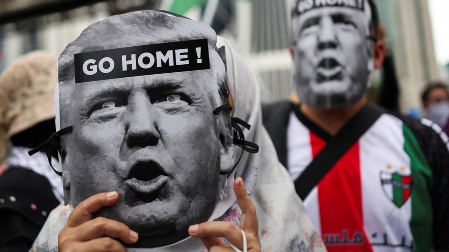 ASEAN-SUMMIT/MALAYSIA-PROTEST Demonstran pro-Palestina berkumpul menuju Kedutaan Besar AS untuk memprotes kunjungan Presiden AS Donald Trump ke Malaysia untuk menghadiri KTT Perhimpunan Bangsa-Bangsa Asia Tenggara (ASEAN) pada hari Minggu, di Kuala Lumpur, Malaysia, 24 Oktober 2025. REUTERS/Hasnoor Hussain