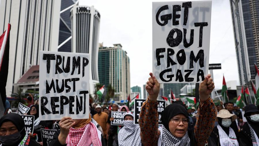 ASEAN-SUMMIT/MALAYSIA-PROTEST Demonstran pro-Palestina berkumpul menuju Kedutaan Besar AS untuk memprotes kunjungan Presiden AS Donald Trump ke Malaysia untuk menghadiri KTT Perhimpunan Bangsa-Bangsa Asia Tenggara (ASEAN) pada hari Minggu, di Kuala Lumpur, Malaysia, 24 Oktober 2025. REUTERS/Hasnoor Hussain