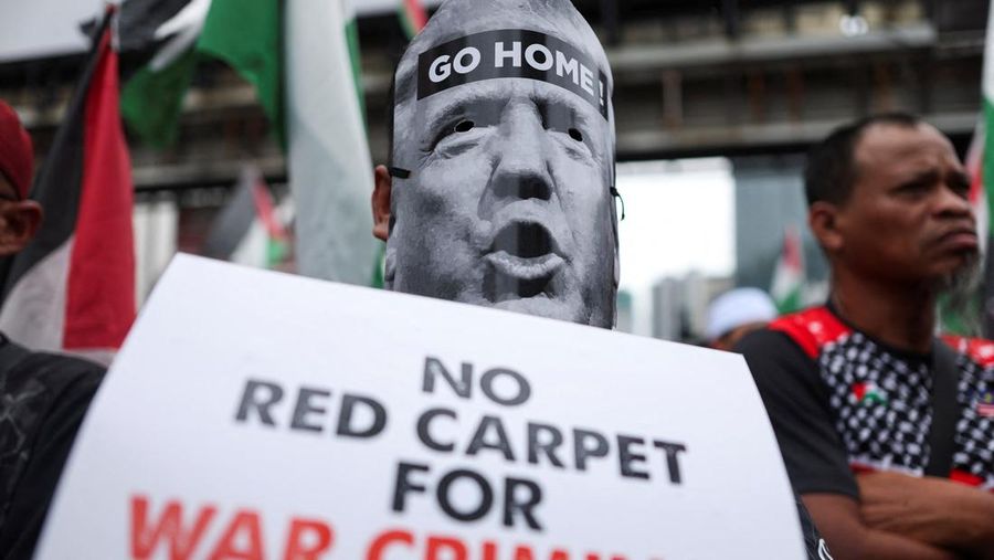 ASEAN-SUMMIT/MALAYSIA-PROTEST Demonstran pro-Palestina berkumpul menuju Kedutaan Besar AS untuk memprotes kunjungan Presiden AS Donald Trump ke Malaysia untuk menghadiri KTT Perhimpunan Bangsa-Bangsa Asia Tenggara (ASEAN) pada hari Minggu, di Kuala Lumpur, Malaysia, 24 Oktober 2025. REUTERS/Hasnoor Hussain
