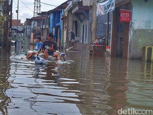 Banjir yang Kerap Menyapa Membuat Warga Dayeuhkolot Bandung Bosan