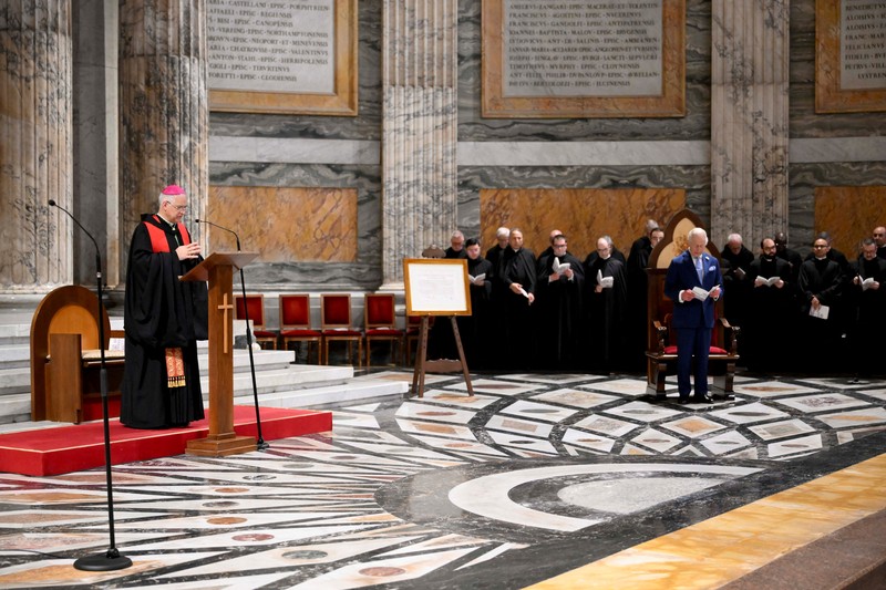 BRITAIN-ROYALS/VATICAN Pope Leo XIV leads an ecumenical prayer with Archbishop of York Stephen Cottrell as Britain's King Charles and Queen Camilla attend, in a historic first joint act of worship between an English monarch and a Pope in 500 years, in the Sistine Chapel, at the Vatican October 23, 2025. Vatican Media/Handout via REUTERS ATTENTION EDITORS – THIS IMAGE WAS PROVIDED BY A THIRD PARTY.