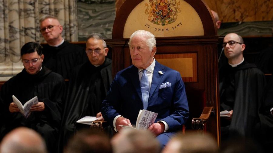 BRITAIN-ROYALS/VATICAN Pope Leo XIV leads an ecumenical prayer with Archbishop of York Stephen Cottrell as Britain's King Charles and Queen Camilla attend, in a historic first joint act of worship between an English monarch and a Pope in 500 years, in the Sistine Chapel, at the Vatican October 23, 2025. Vatican Media/Handout via REUTERS ATTENTION EDITORS – THIS IMAGE WAS PROVIDED BY A THIRD PARTY.