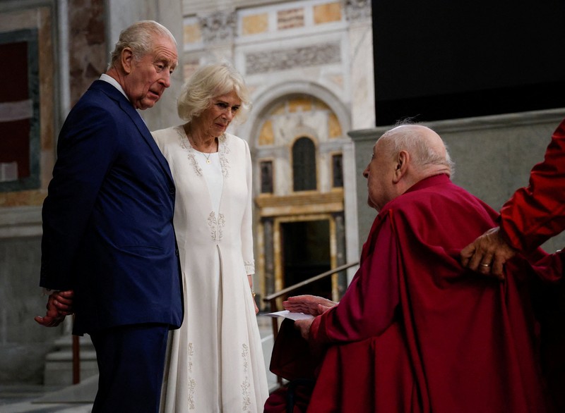 BRITAIN-ROYALS/VATICAN Pope Leo XIV leads an ecumenical prayer with Archbishop of York Stephen Cottrell as Britain's King Charles and Queen Camilla attend, in a historic first joint act of worship between an English monarch and a Pope in 500 years, in the Sistine Chapel, at the Vatican October 23, 2025. Vatican Media/Handout via REUTERS ATTENTION EDITORS – THIS IMAGE WAS PROVIDED BY A THIRD PARTY.