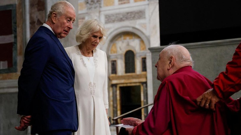 Pope Leo XIV leads an ecumenical prayer with Archbishop of York Stephen Cottrell as Britain's King Charles and Queen Camilla attend, in a historic first joint act of worship between an English monarch and a Pope in 500 years, in the Sistine Chapel, at the Vatican October 23, 2025. Vatican Media/Handout via REUTERS ATTENTION EDITORS – THIS IMAGE WAS PROVIDED BY A THIRD PARTY.
